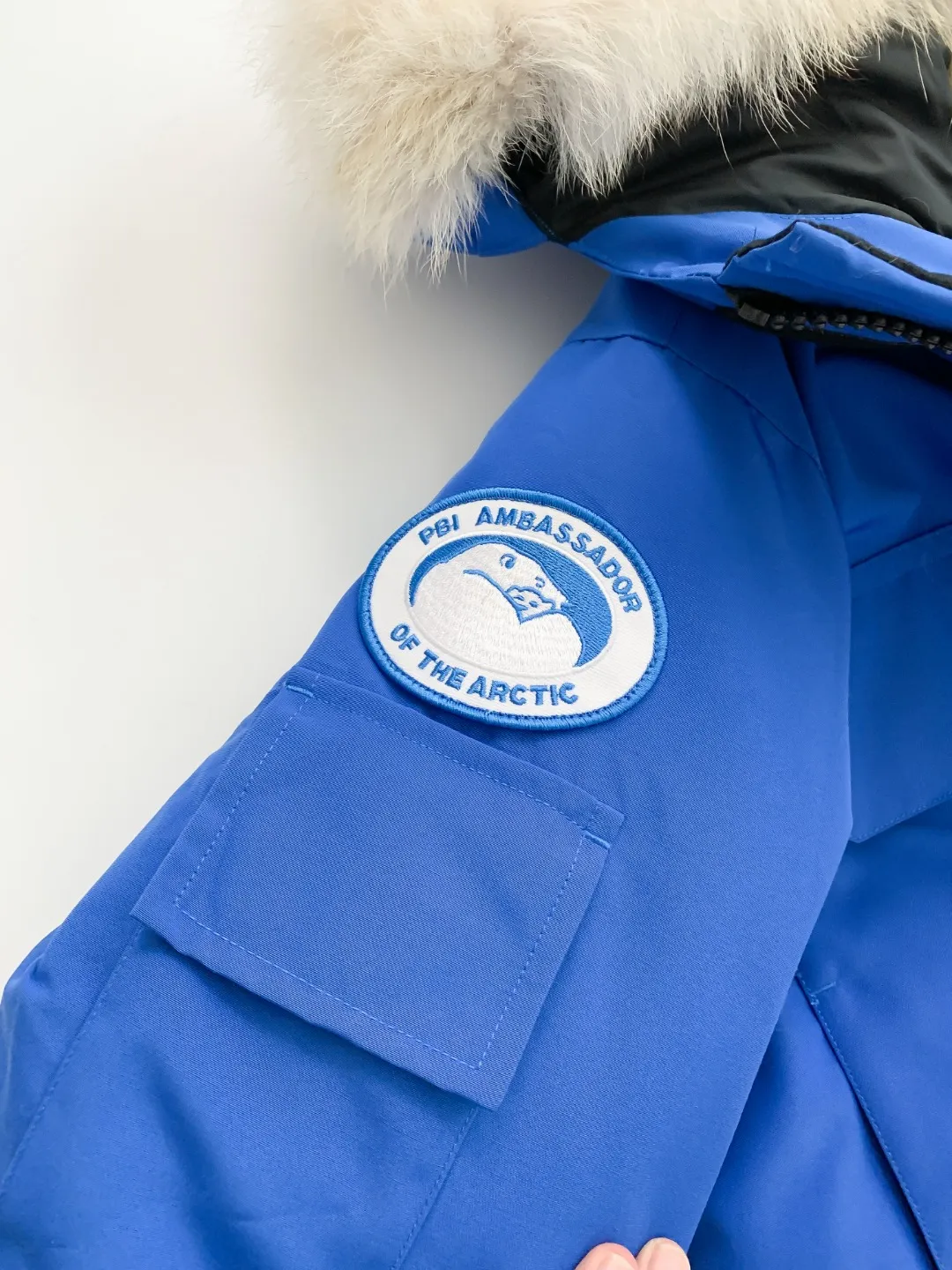 P780 Fake model pictures were taken at home. Colleagues please do not pass them off as stolen pictures! Style number: Y60-🇨🇦CANADA GOOES 24 new styles 08 styles/couple styles Factory direct supply: supplying global purchasing agents, micro-businesses, entities, Tmall, high-end stalls and studio cooperation, free shipping! Canada Goose Expedition Parka 2008 is the same style for men and women. It is mid-length and the most timeless classic. All Arctic and Antarctic scientific expedition teams choose Canada Goose as their cold-proof equipment. It is the Rolls-Royce of down jackets. ➖ Industry-leading anti-counterfeiting chip sensing. ➖ Imported Behringer embroidery machines and customized embroidery labels, the highest level and industry leading. ➖ Imported Korean 21-count polyester-cotton blended original fabric, TC85 waterproof coated fabric, water-repellent, windproof and wear-resistant. ➖ The new national standard 80 white duck down is filled with an average of 520 grams of down. The amount of down filled is industry-leading. ➖ 100% nylon lining with double double-layer sealing design to prevent velvet running, and seamless thread design on the cuffs! ➖ Western Canadian Green Wolf Collar. ➖ Yoshida YKK provides original factory-customized electroplated sliders. YKK two-way lockable zippers are tight and smooth and do not peel off paint. ➖ 3M composite Velcro is durable and the accessories and hardware are all custom-made. Note: Our copywriting is only simple and clear. Instead of bragging about the copywriting, it is better to compare and understand with samples. Only for the purest goose, the most dedicated, the most professional, the highest quality, the highest cost performance! Color: white red blue gray camouflage navy black SIZE:XS-XXL